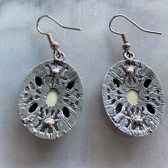 $10🔥 Silver & Black Drop Earrings!!! NEW!!! - Picture 3 of 3